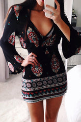 Mini-Boho-Kleid mit schwarzem Print und langen Ärmeln